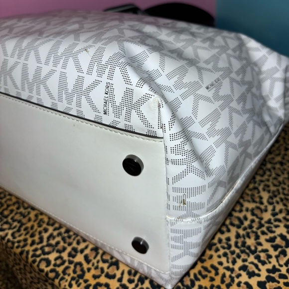 Michael Kors White Monogram Tote Bag - Picture 5 of 14